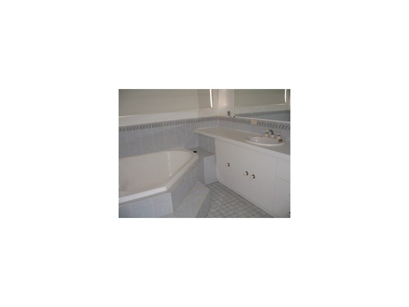 25 Centenary Drive, Boyne Island QLD 4680