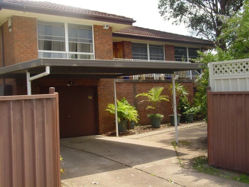 8 Woodlawn Drive, Toongabbie NSW 2146