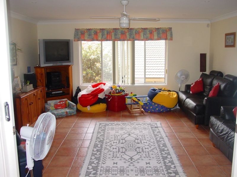 8 Woodlawn Drive, Toongabbie NSW 2146