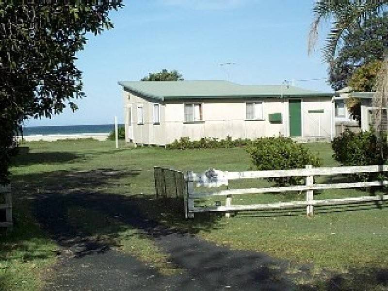 . Coopers on the Beach – 21 Ocean Road, Brooms Head NSW 2463