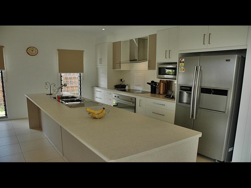 14 Magnetic Pl, Redland Bay QLD 4165
