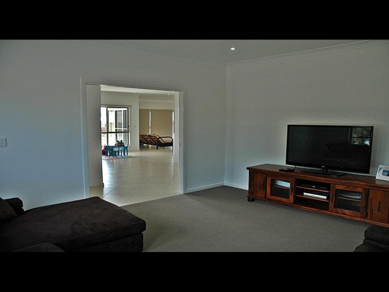 14 Magnetic Pl, Redland Bay QLD 4165