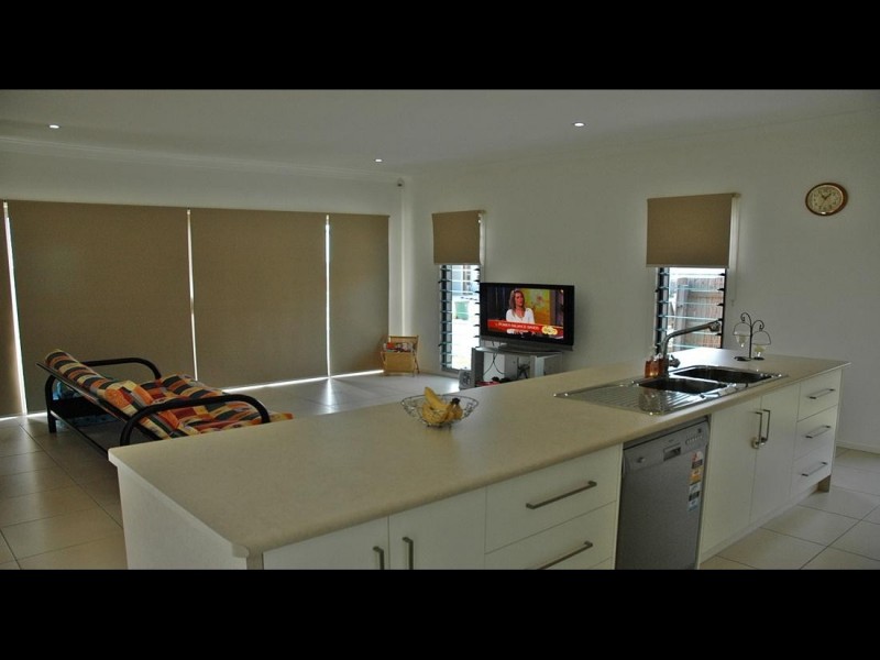 14 Magnetic Pl, Redland Bay QLD 4165