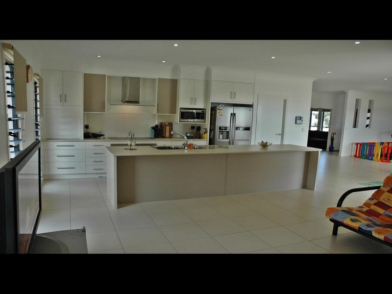 14 Magnetic Pl, Redland Bay QLD 4165