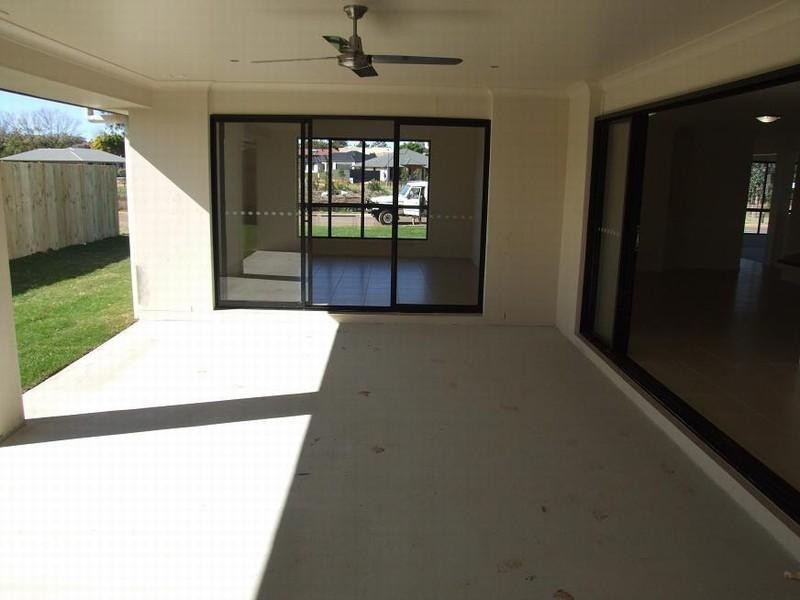 1 Mervyn Crescent, Redland Bay QLD 4165