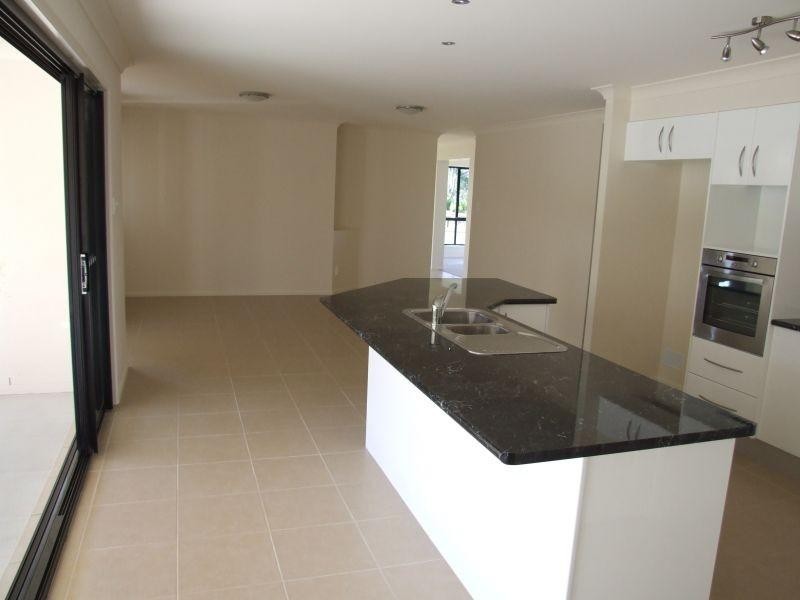 1 Mervyn Crescent, Redland Bay QLD 4165