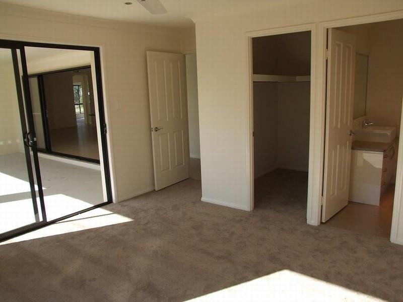 1 Mervyn Crescent, Redland Bay QLD 4165