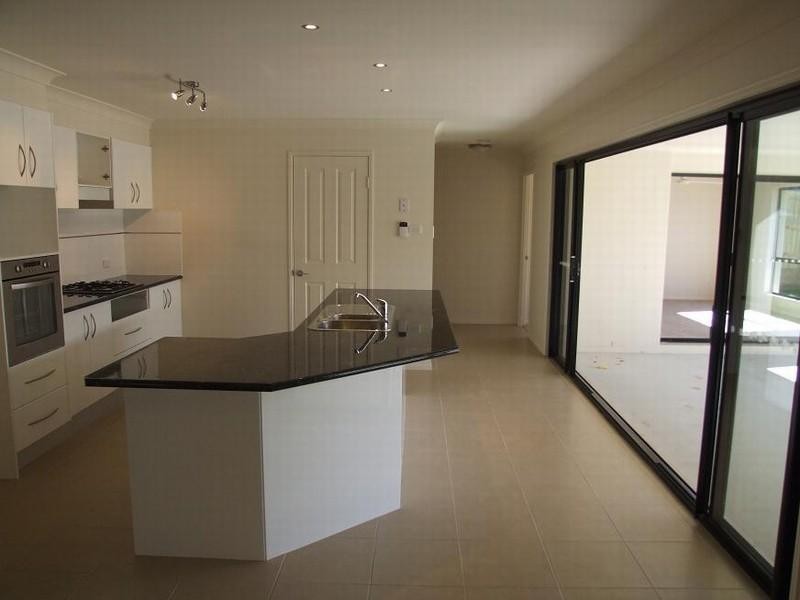 1 Mervyn Crescent, Redland Bay QLD 4165