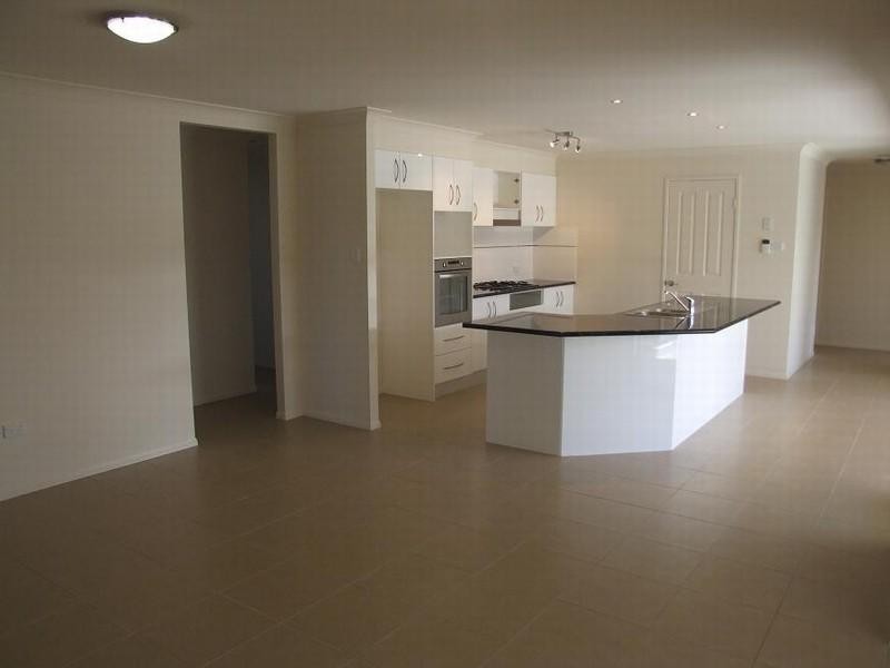 1 Mervyn Crescent, Redland Bay QLD 4165