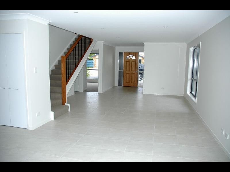 2/3 Kimbolton Drive, Redland Bay QLD 4165