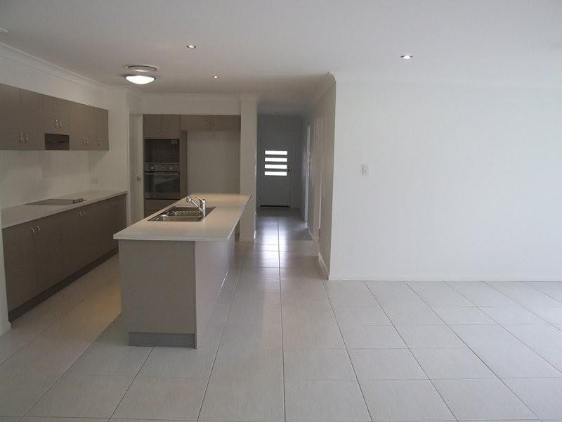 2 Stella Ct, Redland Bay QLD 4165