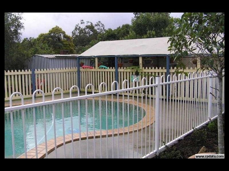 2 Mark Street, Redland Bay QLD 4165