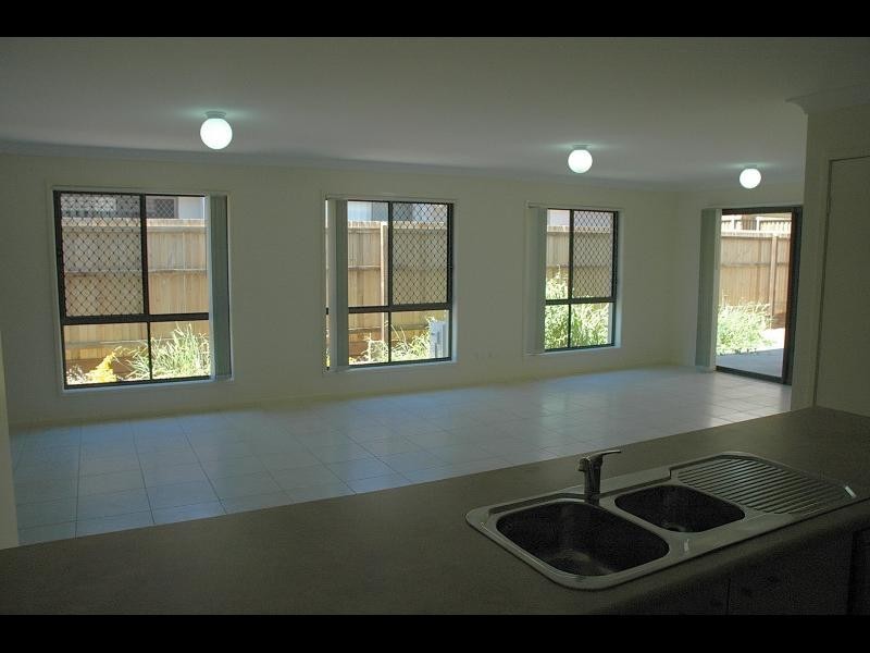 4 Lizard PL, Redland Bay QLD 4165