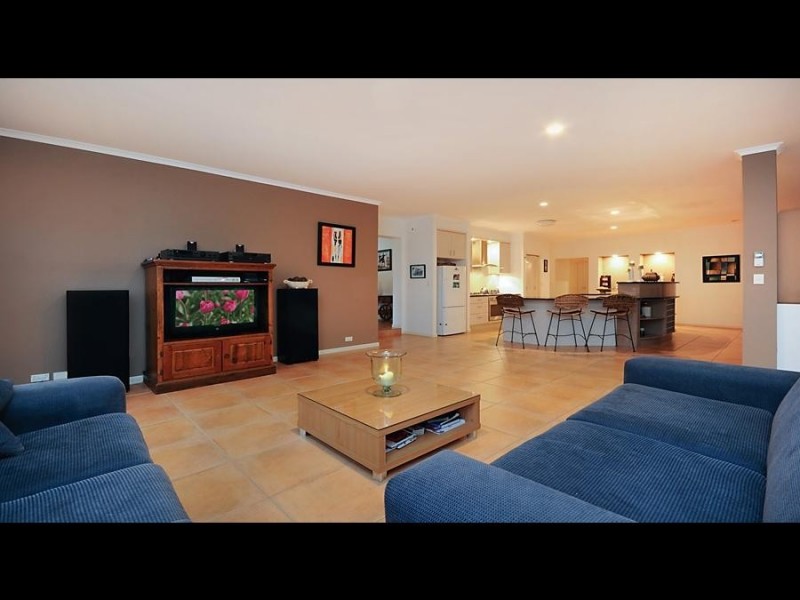 1 St Ives Court, Redland Bay QLD 4165