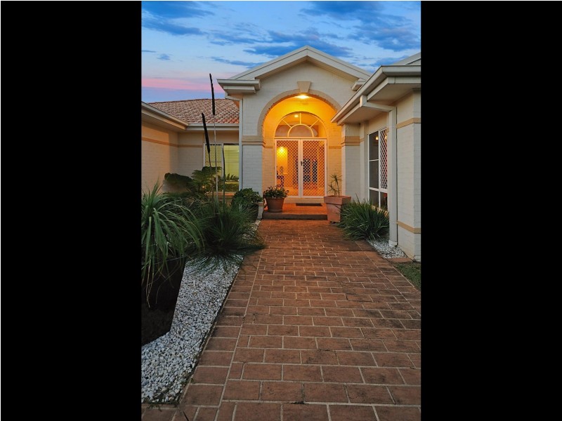 1 St Ives Court, Redland Bay QLD 4165