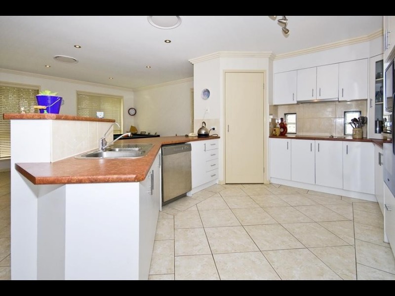 7 Kimbolton Dr, Redland Bay QLD 4165