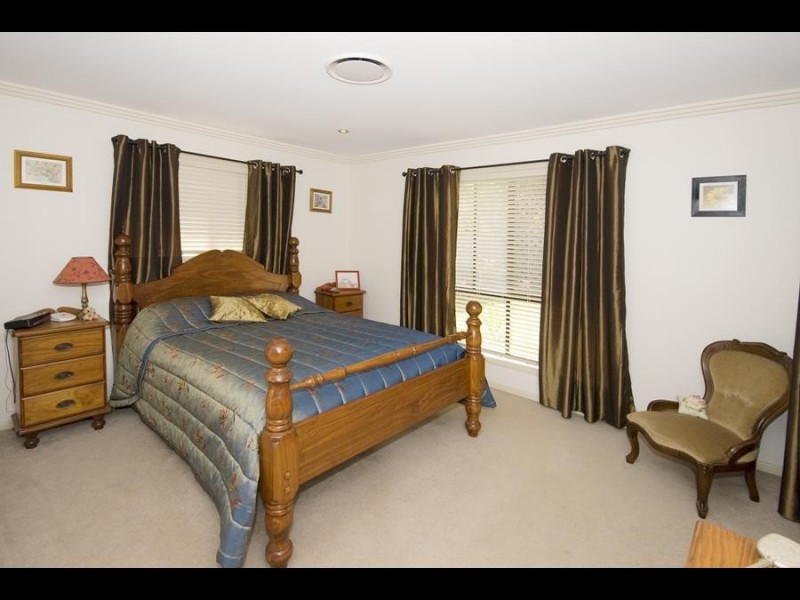 7 Kimbolton Dr, Redland Bay QLD 4165