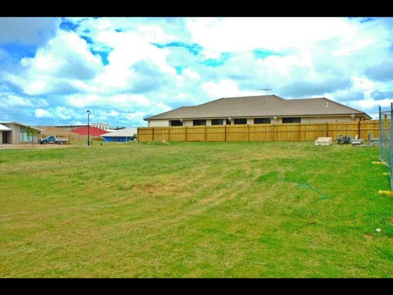 14 Magnetic Pl, Redland Bay QLD 4165