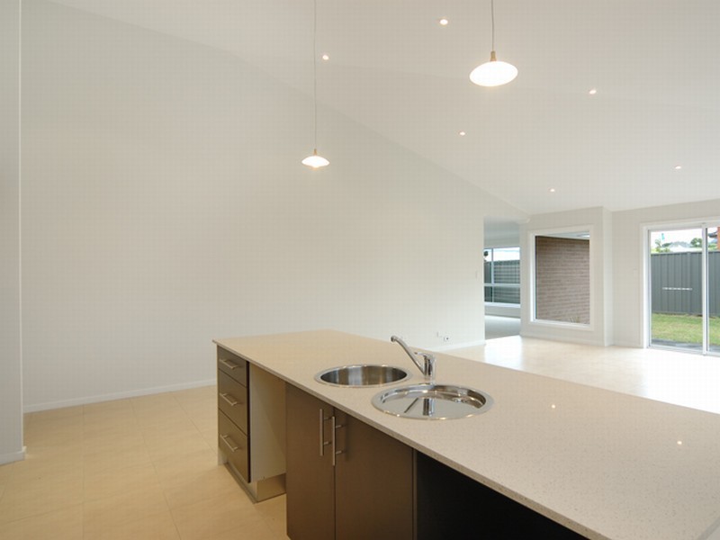 10 Johnston Avenue, Haywards Bay NSW 2530