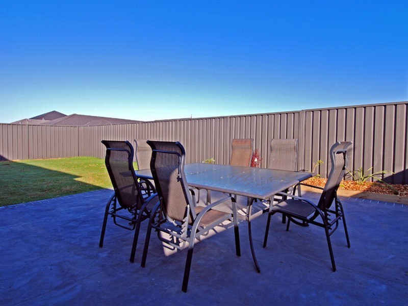 14 Athanlin Avenue, Haywards Bay NSW 2530