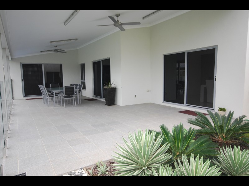 8 Bluewater Blvd, Mulambin QLD 4703