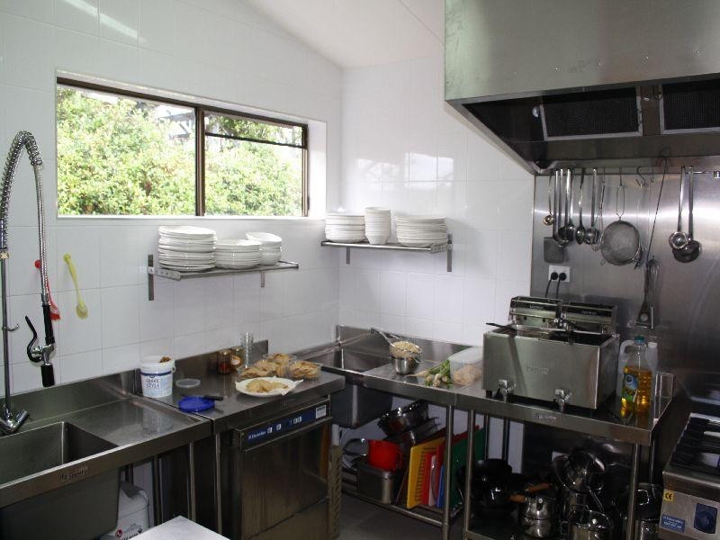 2 Memorial Avenue, Pomona QLD 4568