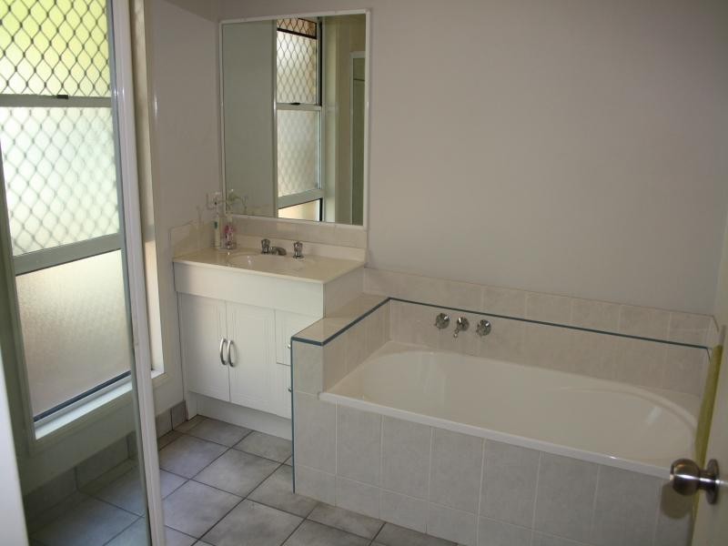 2 / 4 Stillwater Plc, Noosaville QLD 4566