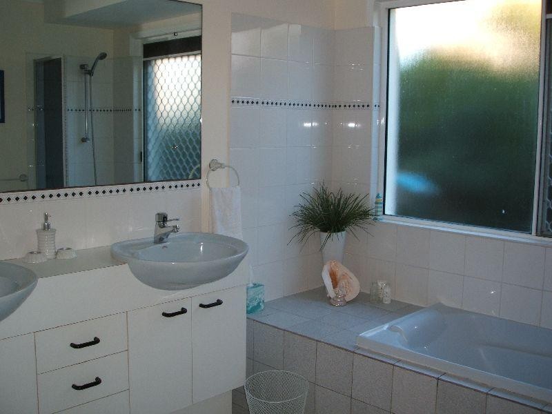 31 Southern Cross Pde, Sunrise Beach QLD 4567