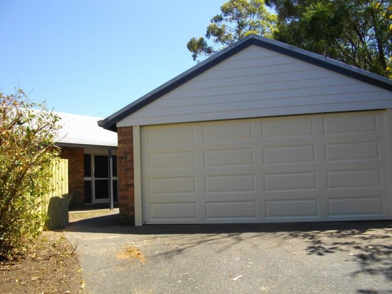 18 Tangmere ST, Chapel Hill QLD 4069