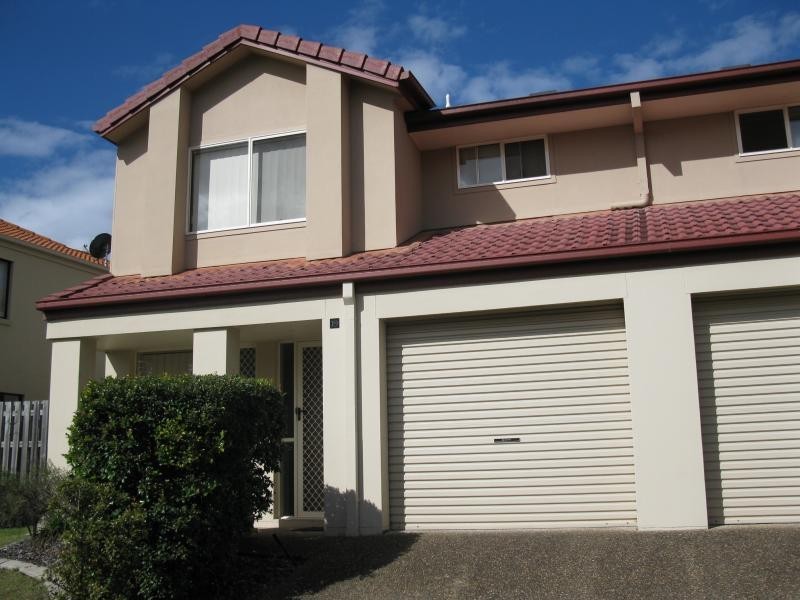 74 Universal St, Pacific Pines QLD 4211