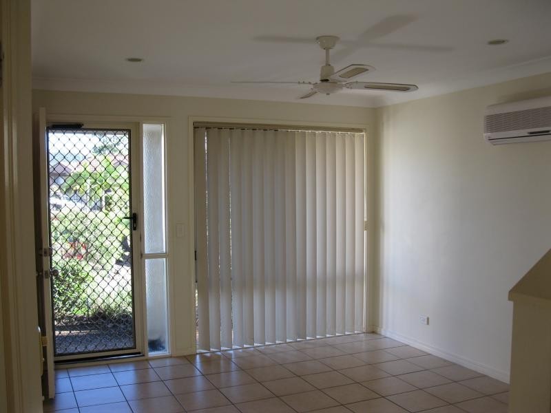 74 Universal St, Pacific Pines QLD 4211