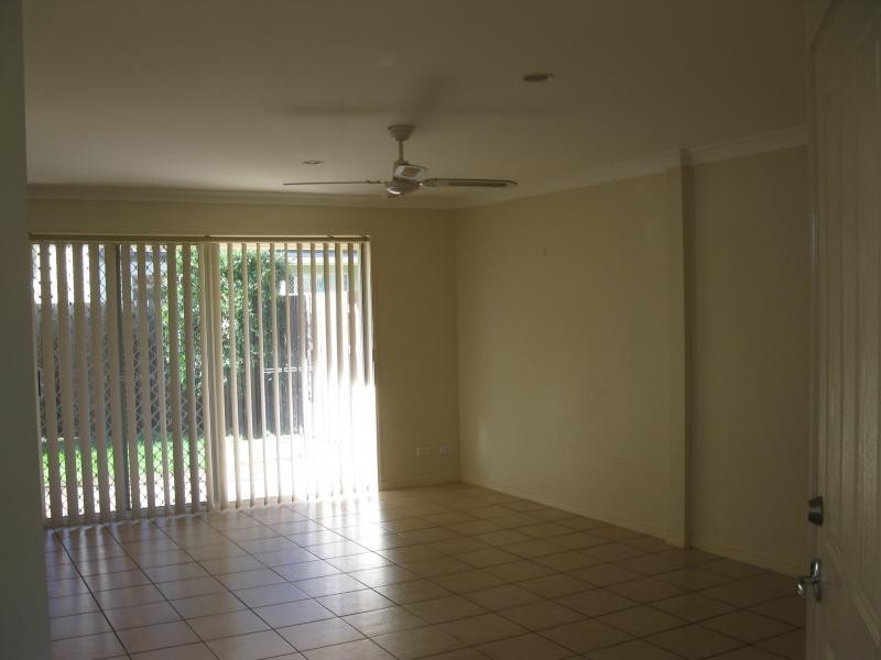 74 Universal St, Pacific Pines QLD 4211