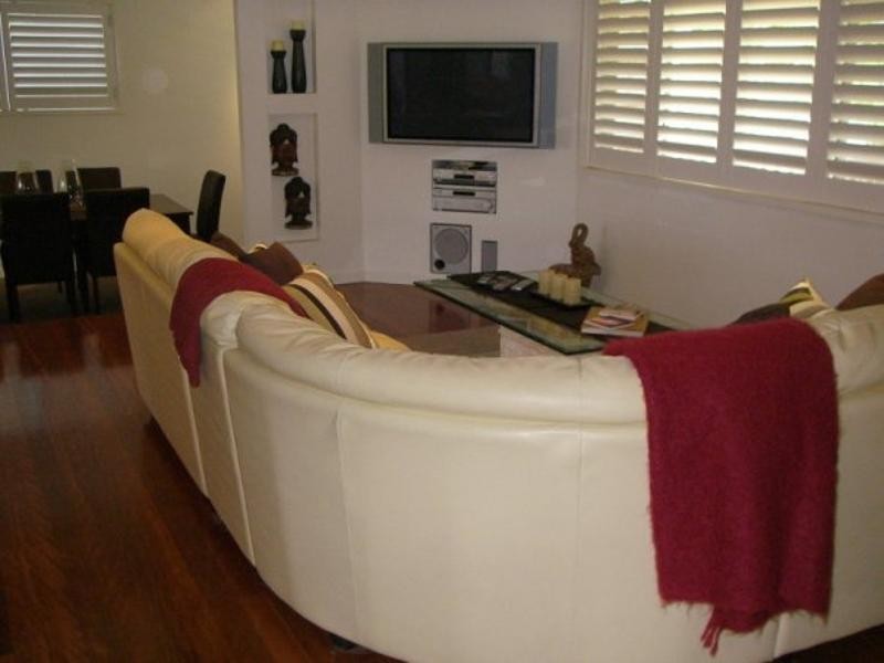 9 Canara St, Benowa QLD 4217