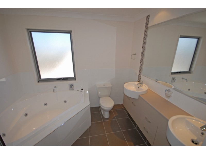 10 Cezaire Avenue, Varsity Lakes QLD 4227