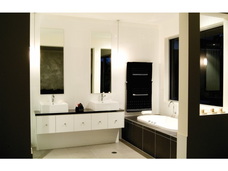 33 Lakefront Crescent, Varsity Lakes QLD 4227