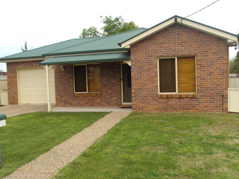 17 MYRTLE AVENUE, Warwick QLD 4370