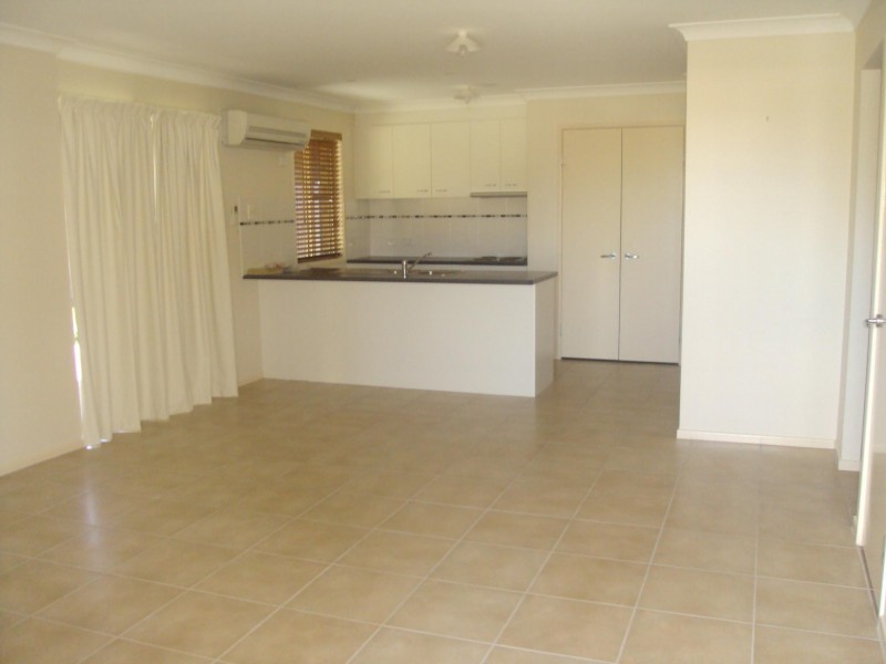 2/63 STEWART AVENUE, Warwick QLD 4370