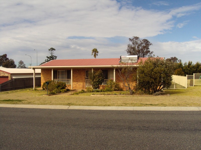 4 FLYNN DRIVE, Warwick QLD 4370
