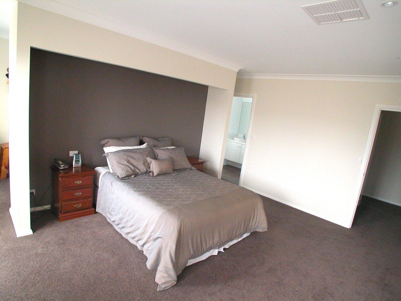 Lloyd NSW 2650