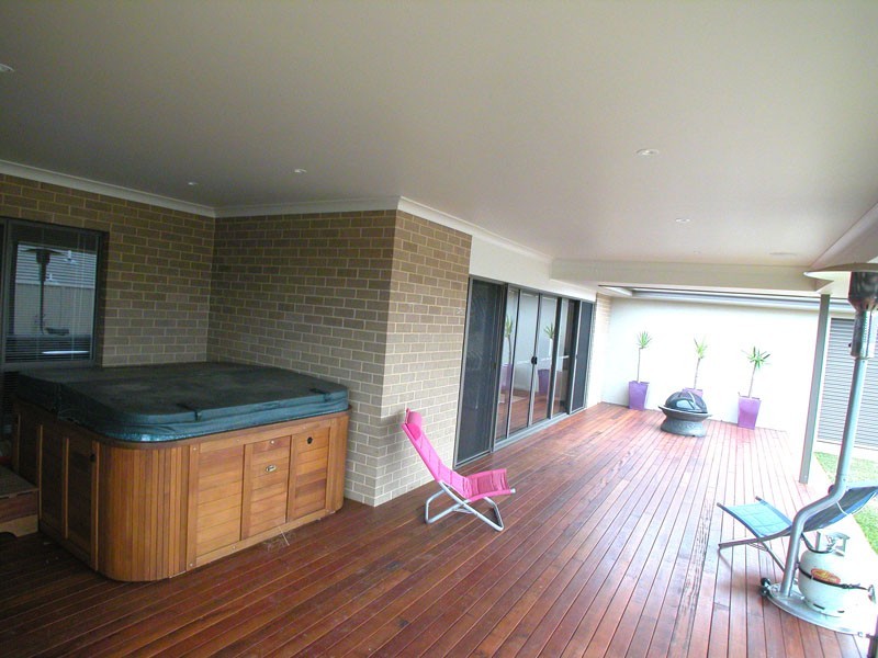 Lloyd NSW 2650