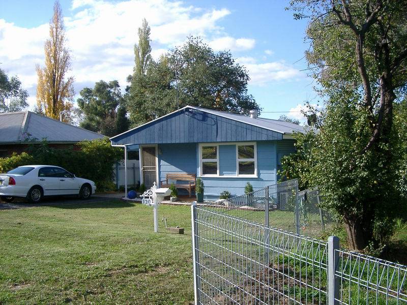 120 Capper Street, Tumut NSW 2720