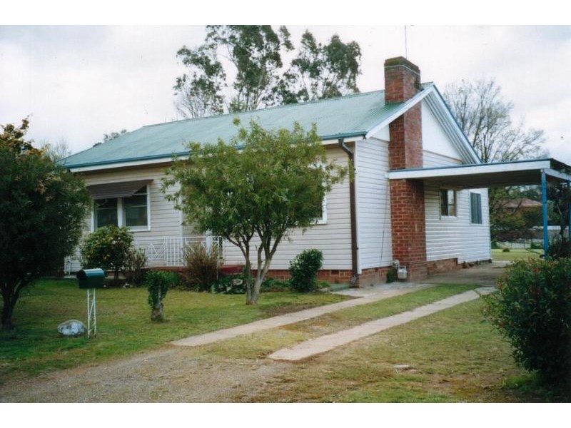 11 Bassett Street, Tumut NSW 2720