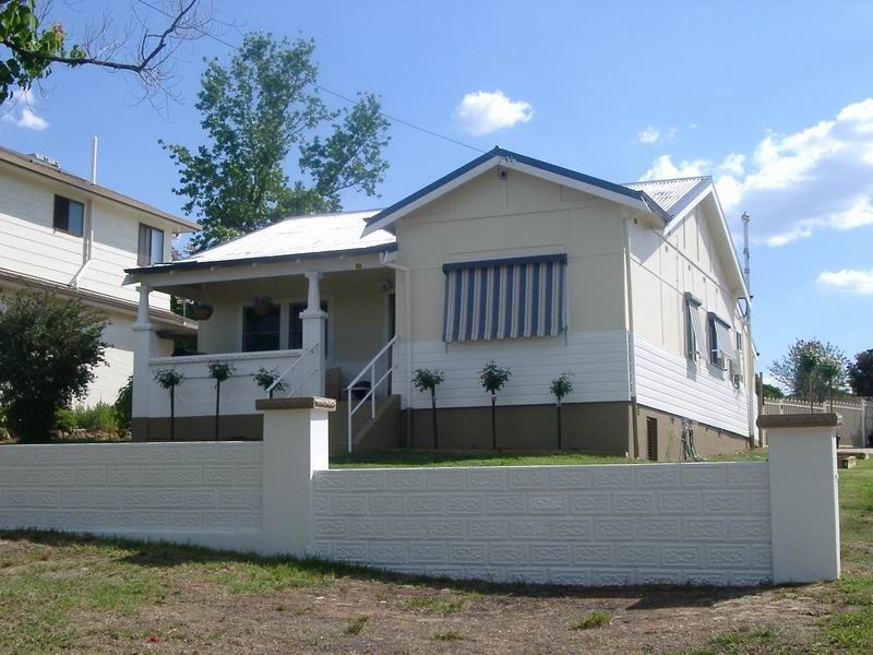 95 Russell, Tumut NSW 2720