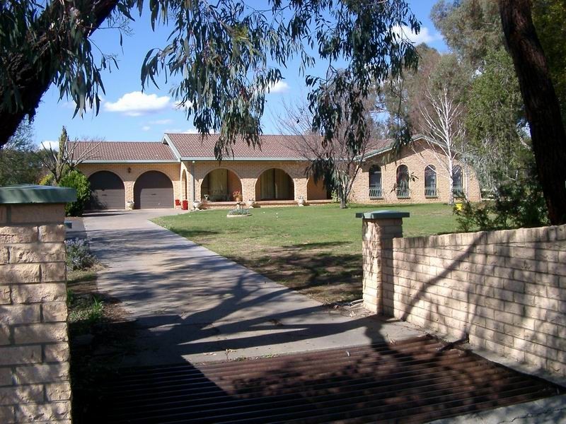 24 Cloverdale Road, Tumut NSW 2720