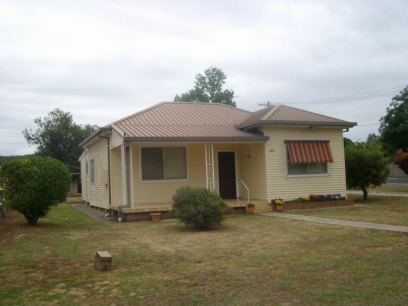 205 Capper Street, Tumut NSW 2720
