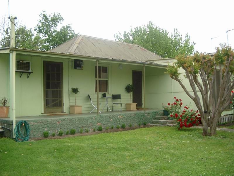 87 Simpson Street, Tumut NSW 2720