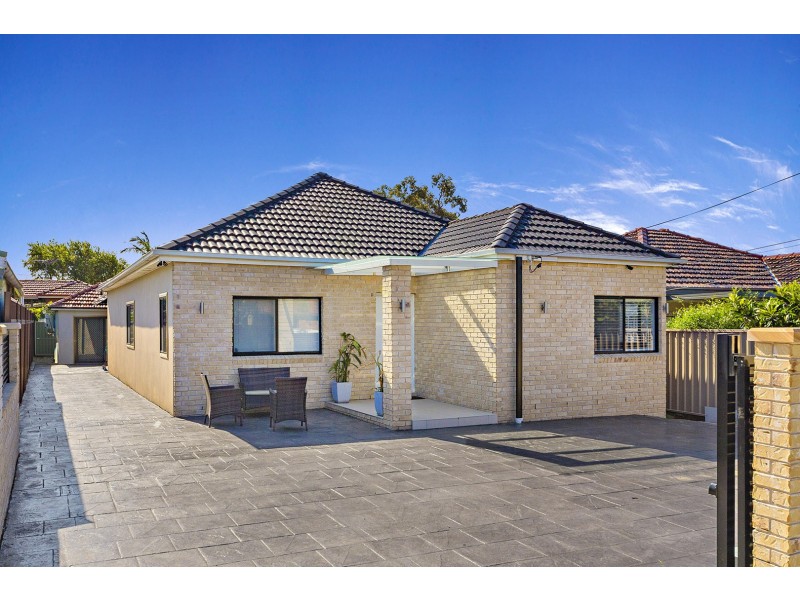 102 HILLCREST AVENUE, Greenacre NSW 2190