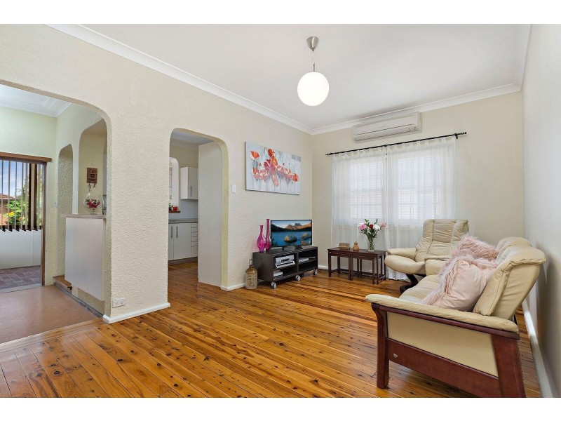 8 BENNETT AVE, Strathfield South NSW 2136