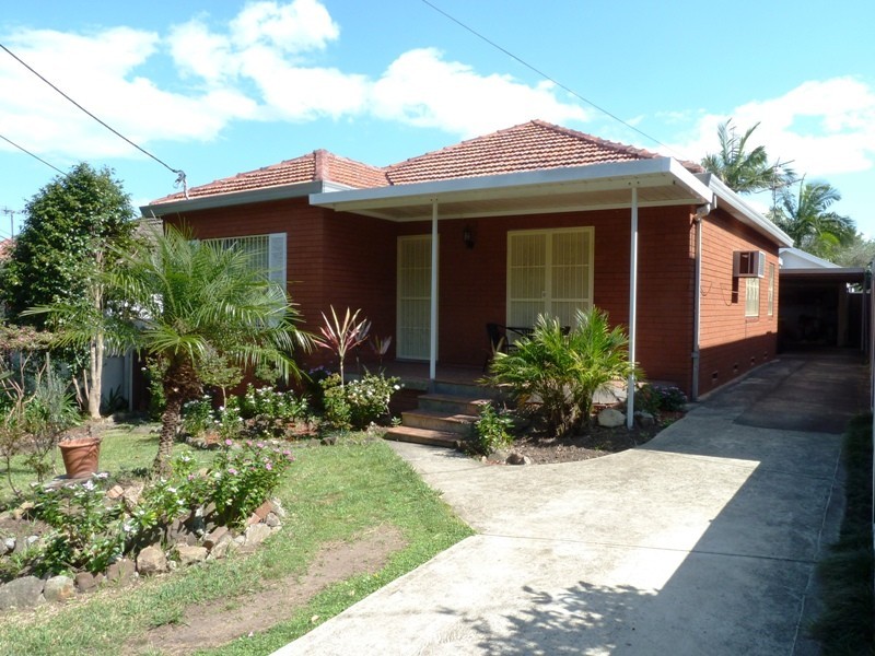 41 ROSEBANK AV, Kingsgrove NSW 2208