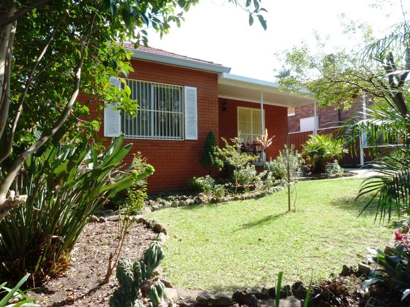 41 ROSEBANK AV, Kingsgrove NSW 2208